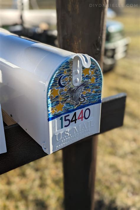 painting a galvanized mailbox